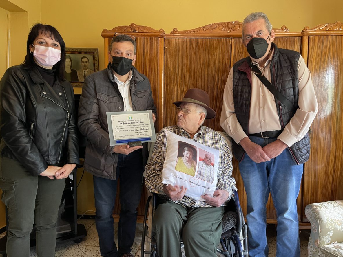 José Santana junto al Alcalde, Gregorio y Leticia