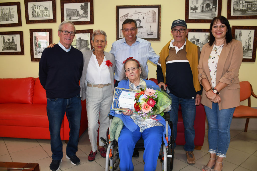 Maximina Mayor con el Alcalde, Concejala y familiares