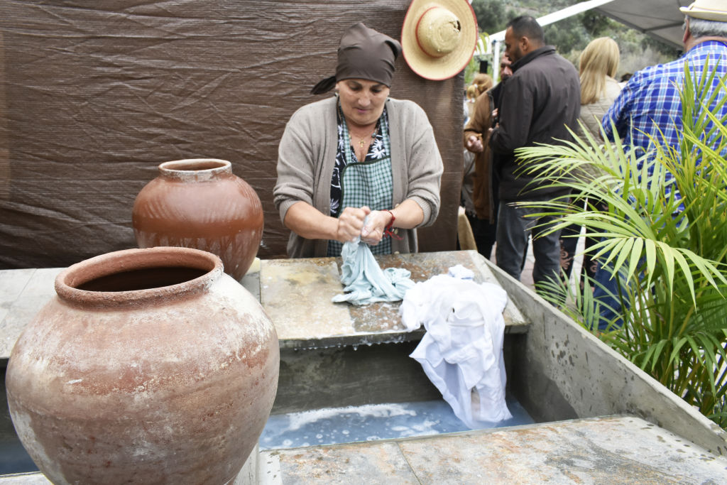 Participante muestra el oficio de lavandera