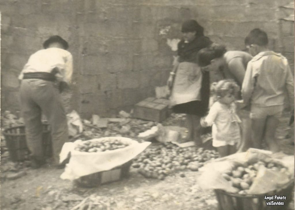 Foto antigua donde se ve a vecinos de El Rincón barriendo tunos