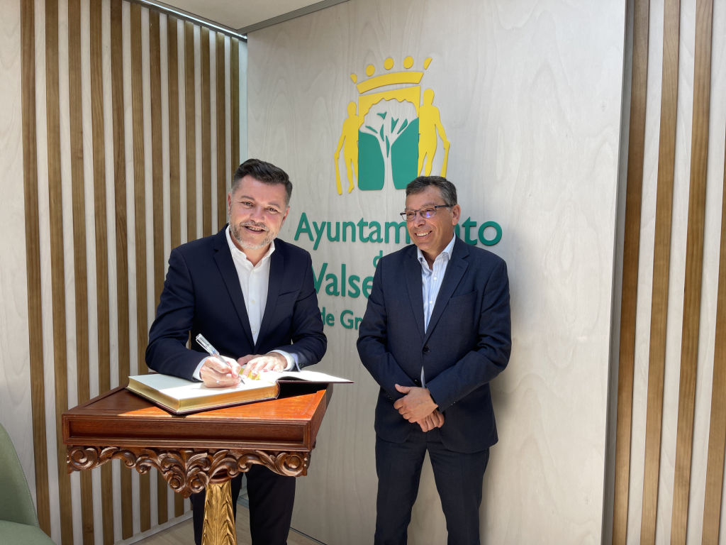 Teodoro Sosa firma en el libro de visitas junto al Alcalde en el nuevo salón de Plenos