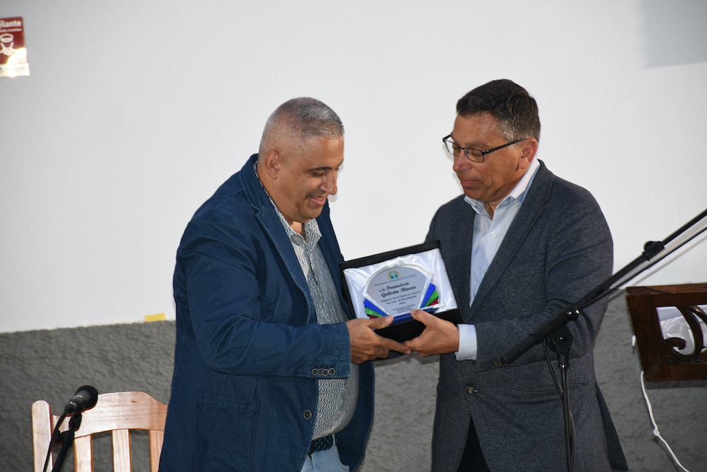 Alcalde entrega a Paco Galván un recuerdo