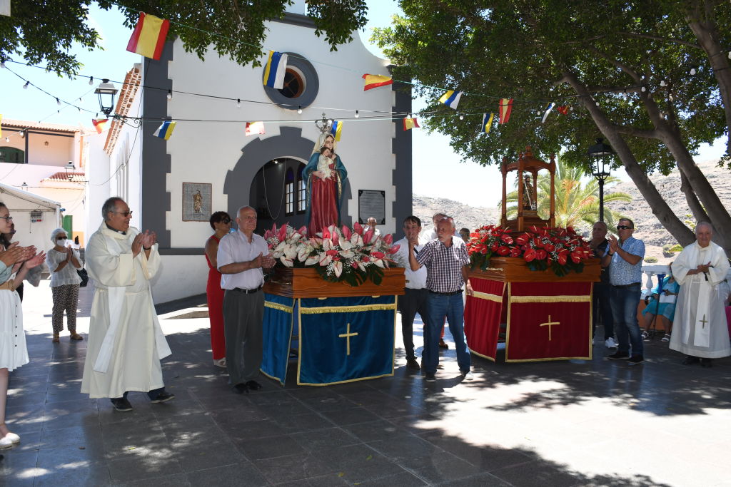 Procesión de San Roque en la plaza del barrio, frente a la iglesia.