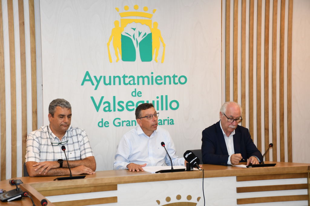 Alcalde y representantes del Cabildo en el salón de plenos en el momento de la presentación