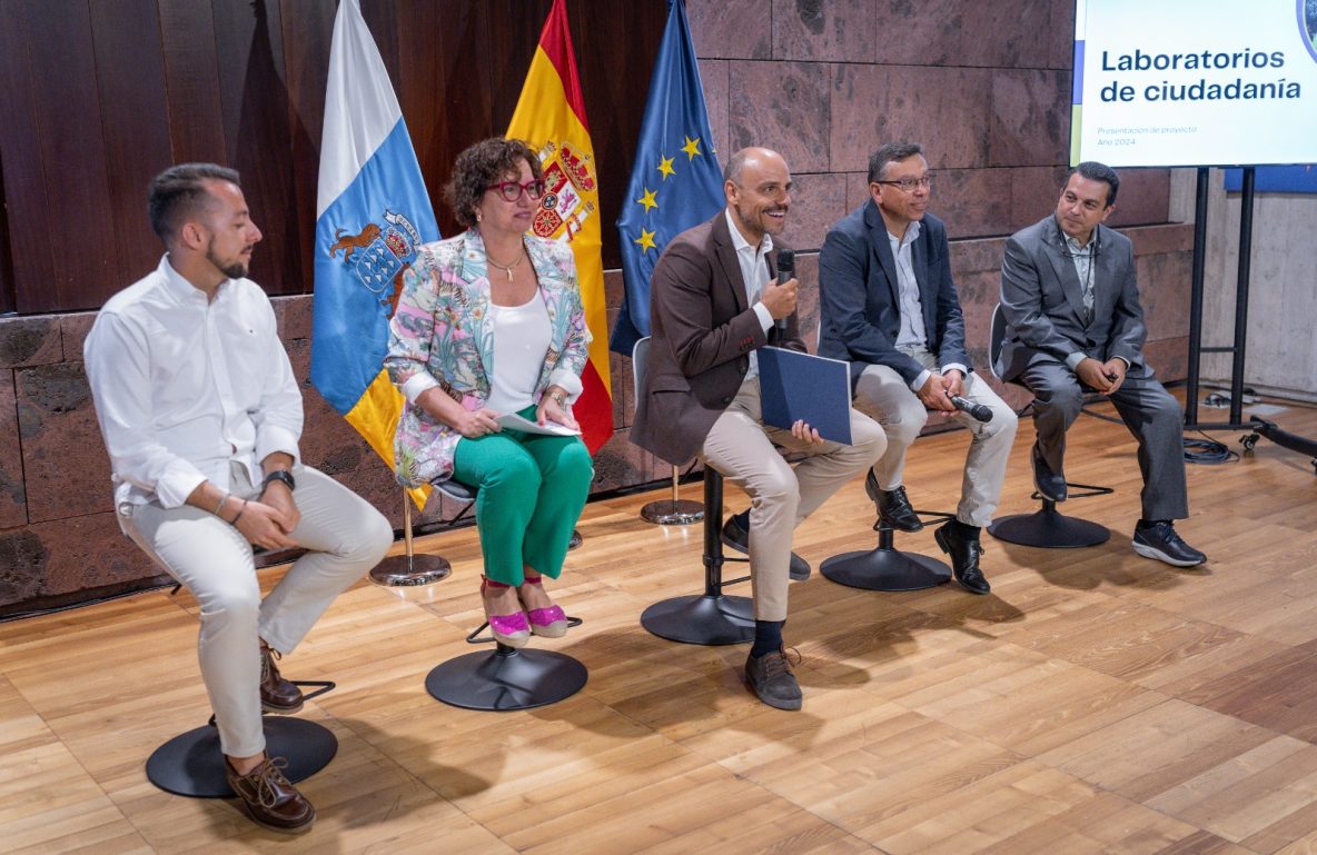 Alcaldes de los tres ayuntamientos con representantes del Gobierno de Canarias