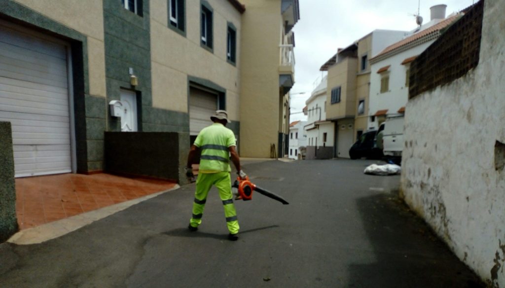 Operario limpia el desbroce en calle del municipio