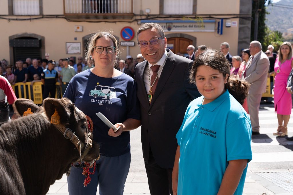 Alcalde entrega un premio