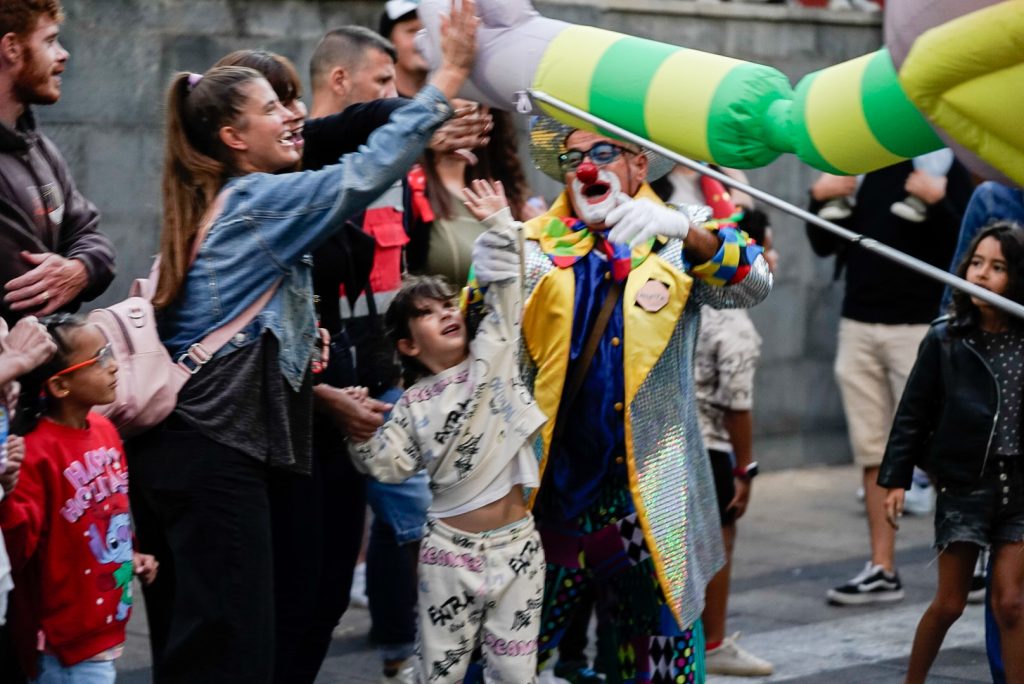 Los niños se divierten con el pasacalle