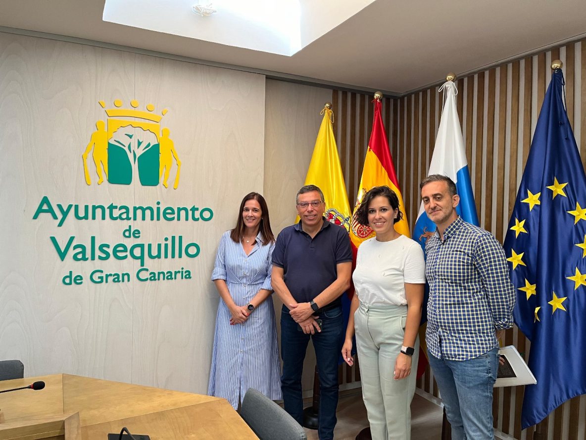 Foto en el salón de plenos de técnica de Consultoría Social junto al Alcalde, Concejala y técnico municipal