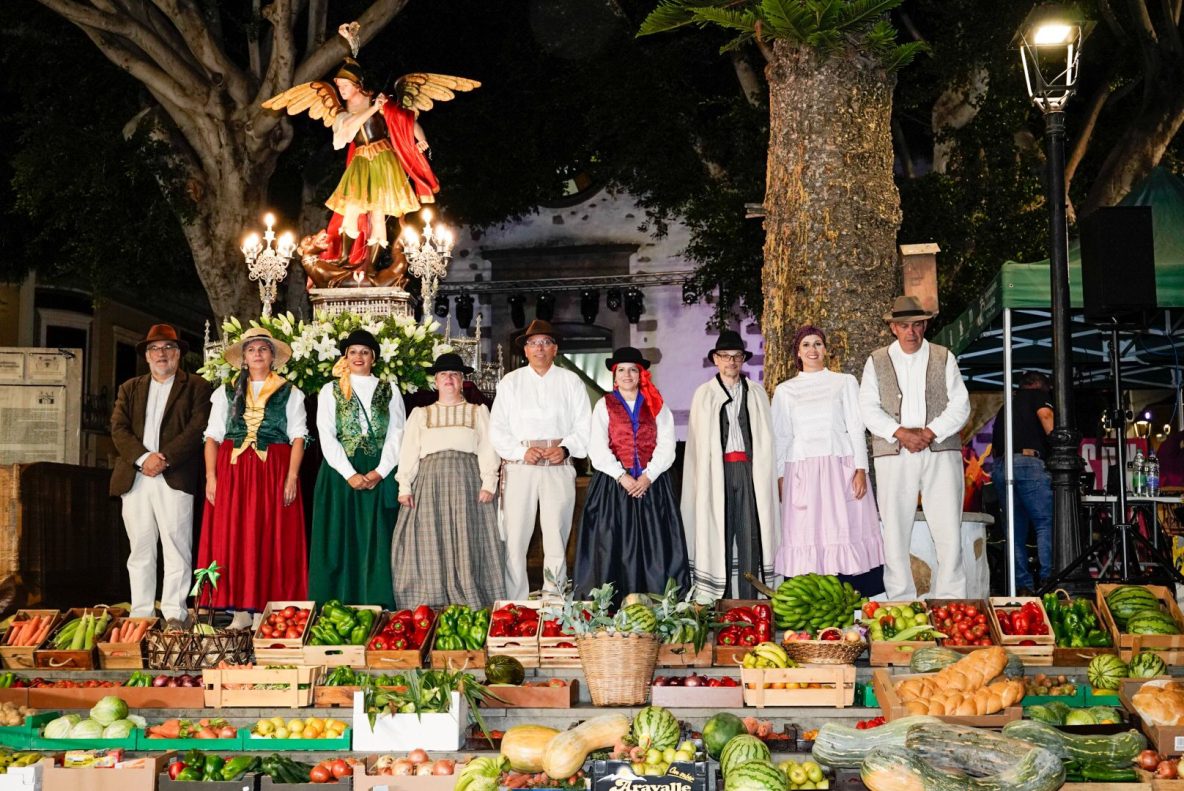 Representantes políticos junto a las ofrendas al santo en la Plaza de San Miguel