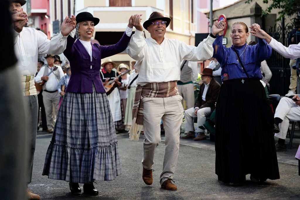 Alcalde en un momento de baile en la romería de 2024