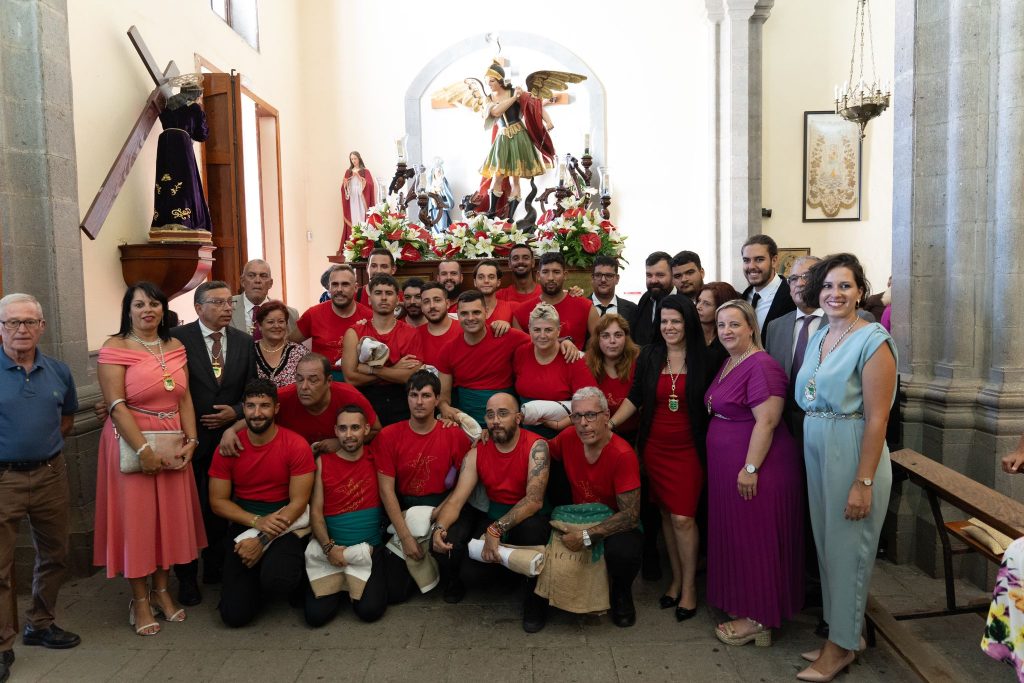 Costaleros junto al Santo y concejales