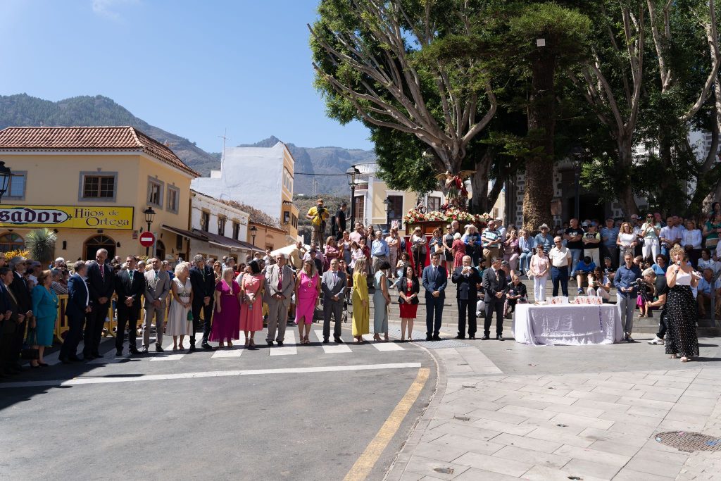 La corporación al completo espera para entregar los premios al ganado participante en la feria