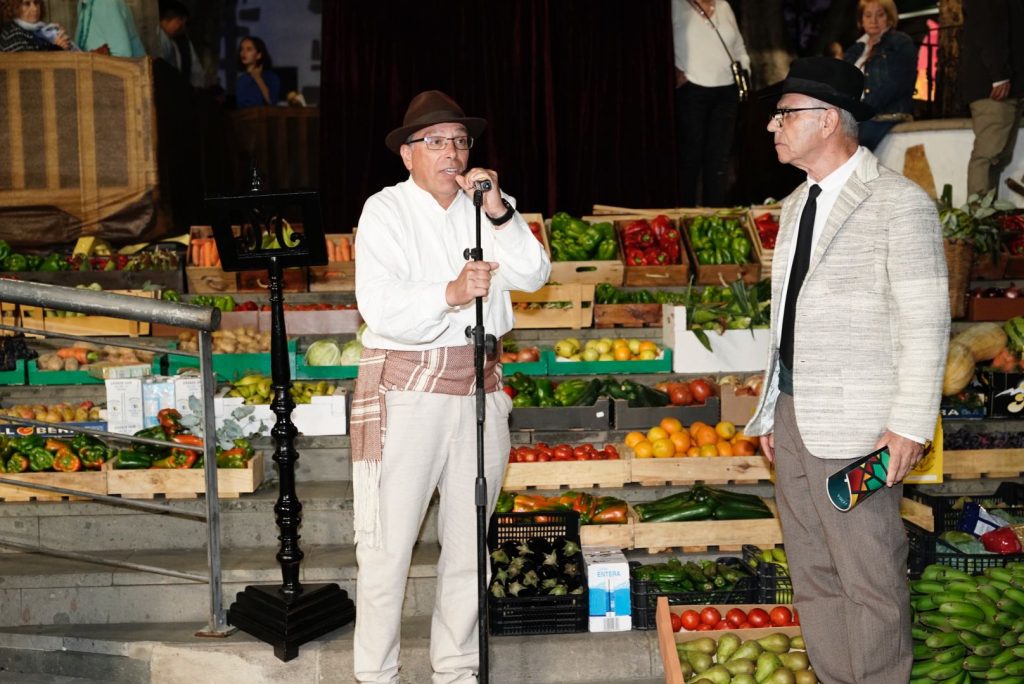 Alcalde se dirige a los romeros junto a las cestas y cajas de frutas y verduras de la ofrenda en la romería 2024