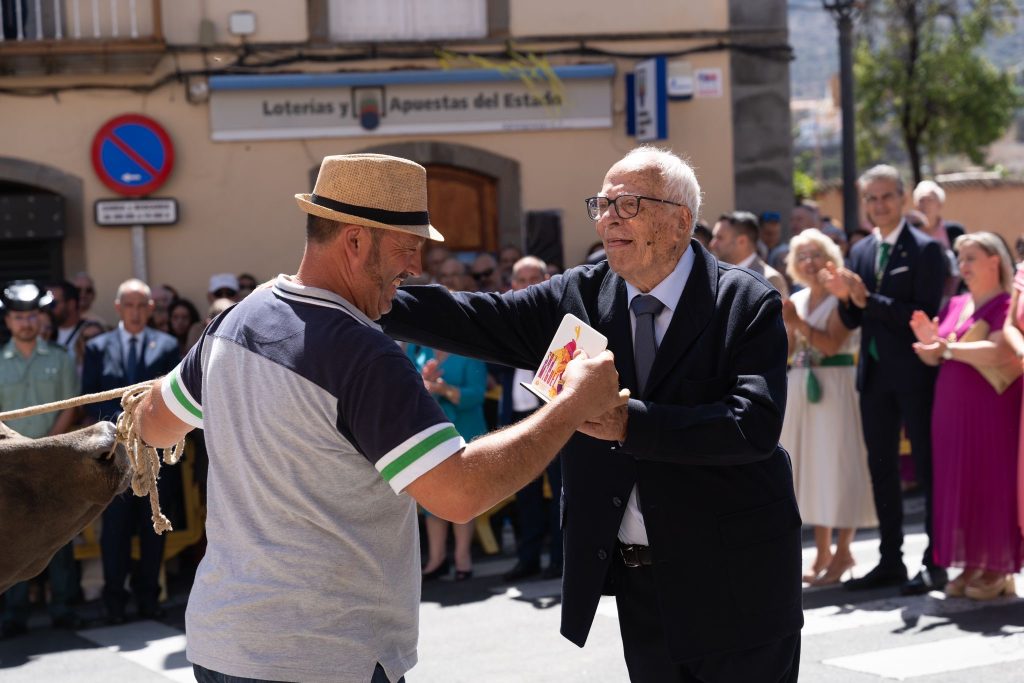 El pregonero de las fiestas entrega un premio