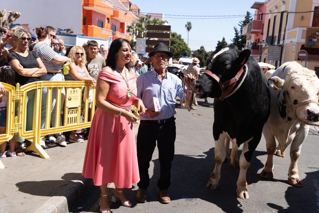 La concejala Leticia Ortega entrega un premio