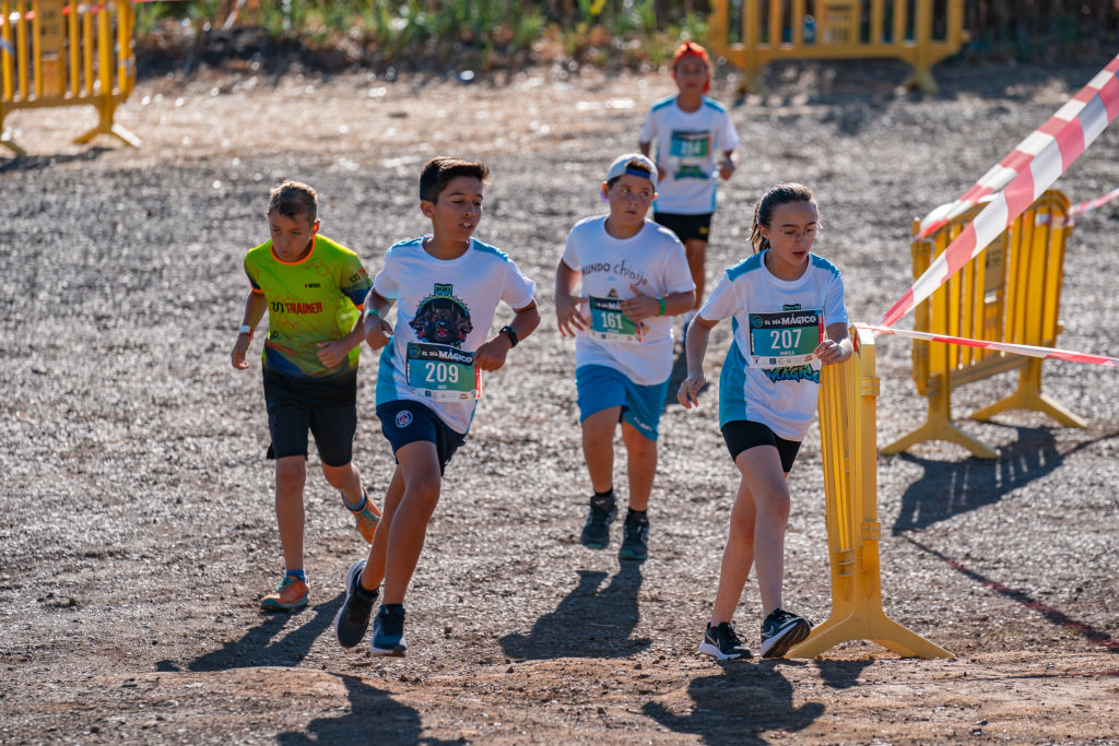 Jóvenes atletas en un momento de la carrera