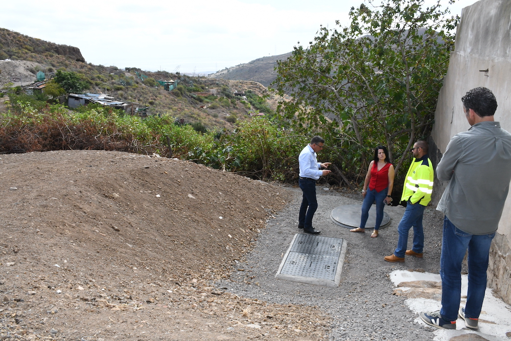 Alcalde, Concejala y Técnico municipal conversan junto a la estación de bombeo de Hoya Marina