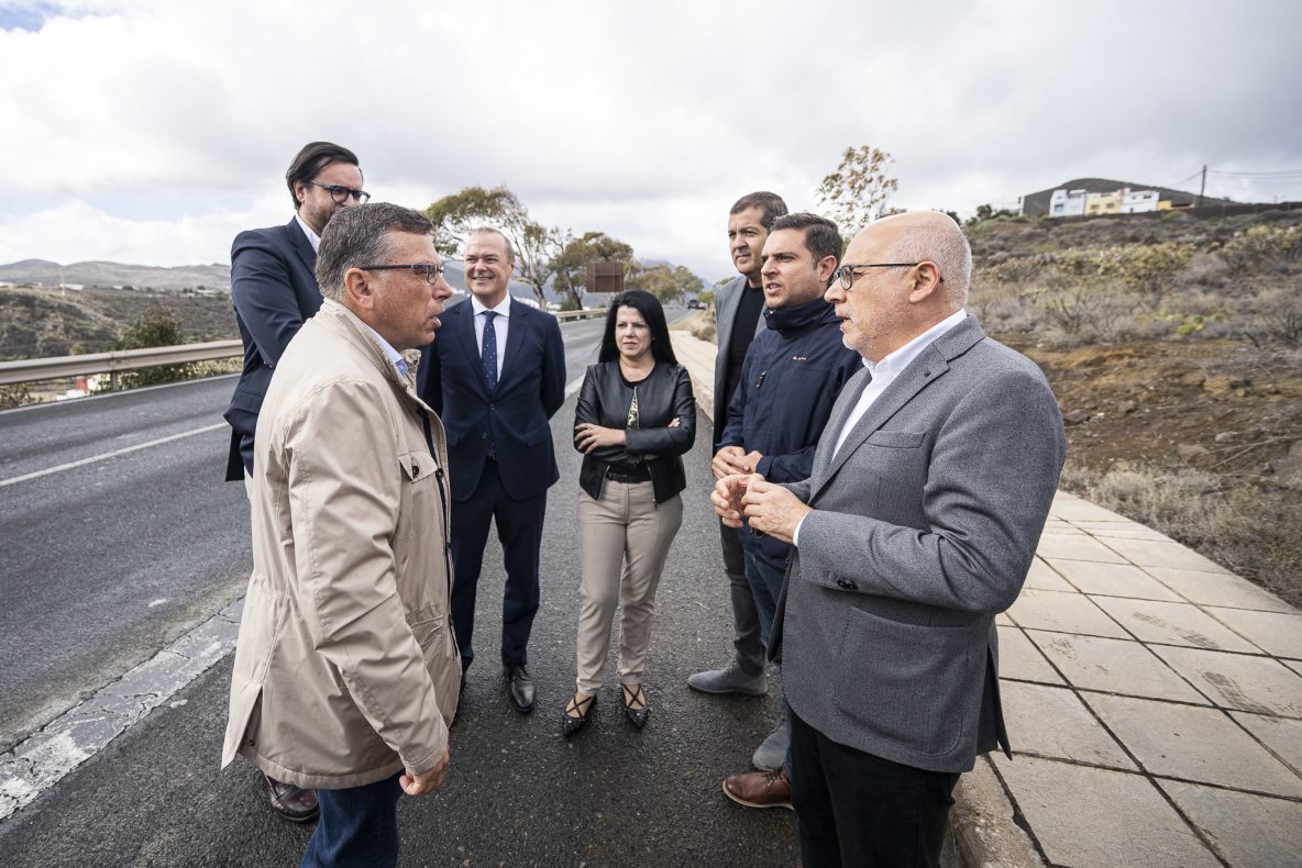 Representantes políticos asistentes al acto en la GC-41 en uno de los extremos de la vía en la que se realizarán las obras