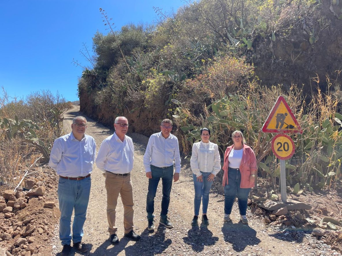 Representantes políticos posan junto a la vía