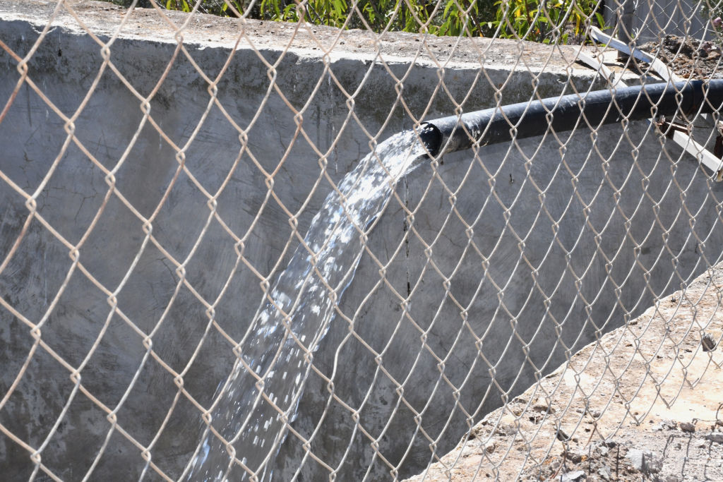 Chorro de agua cae en un estanque