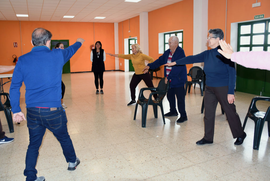 Mayores hacen ejercicio en un local social del municipio